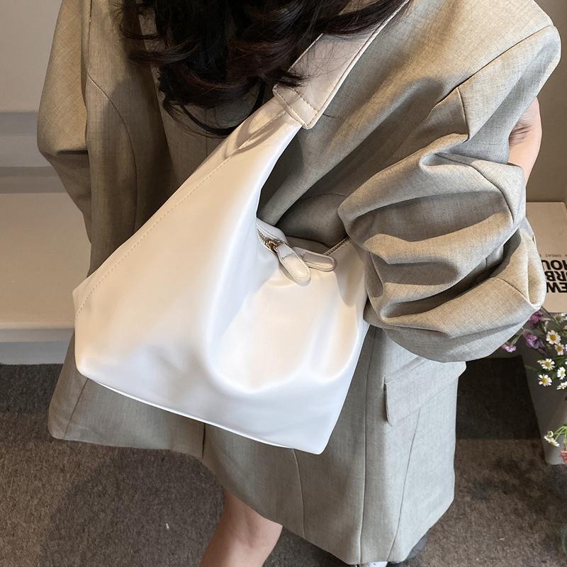 Versatile bucket bag 2025 spring new trendy large capacity fashionable texture simple shoulder messenger bag bag women