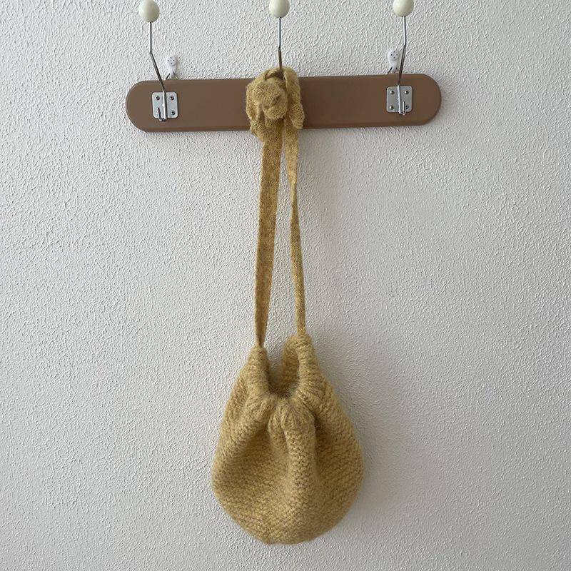 

Набор из мешковатой шапки и сумки кроссбоди из смесовой шерсти морского синего цвета - Теплый и универсальный