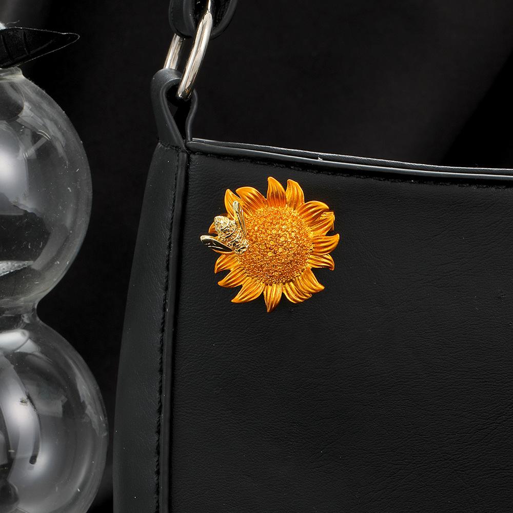 Smart Little Bee Sunflower Suit Brooch, Light Luxury Pastoral Style Niche Temperament Pin Brooch