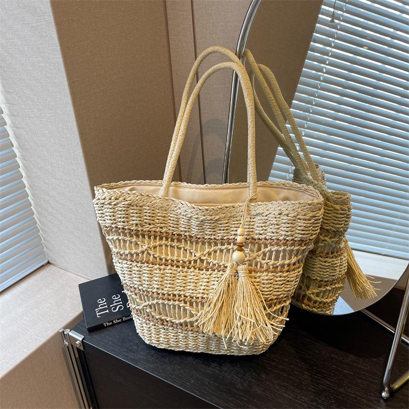 

Today s popular bags are women s new summer niche design tote bags, fashionable woven shoulder bags.