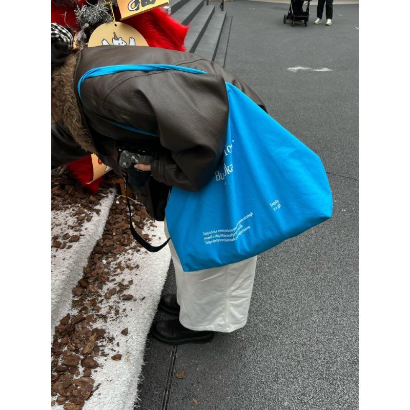 Large-capacity Single-shoulder Bag, Fashionable and Versatile. Single-shoulder Bag with A Relaxed Feel. Commuter Tote Bag