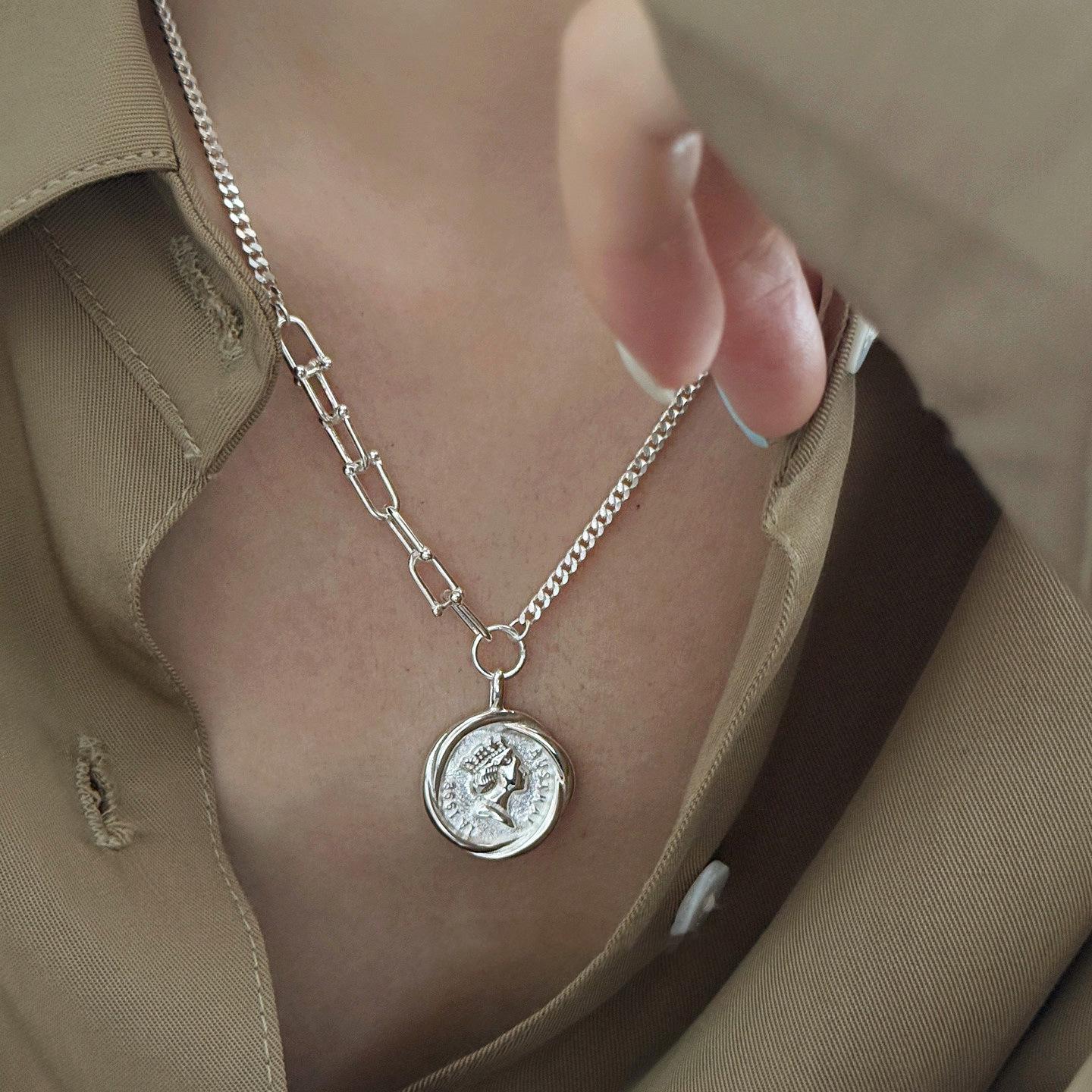 

S925 Sterling Silver Horseshoe & Queen Pendant Necklace – European Hip-Hop Style, Versatile & Cool for Women