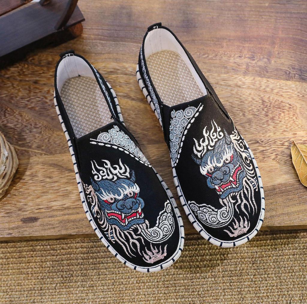 Beijing Men's Embroidered Cloth Shoes with Breathable Soft Sole