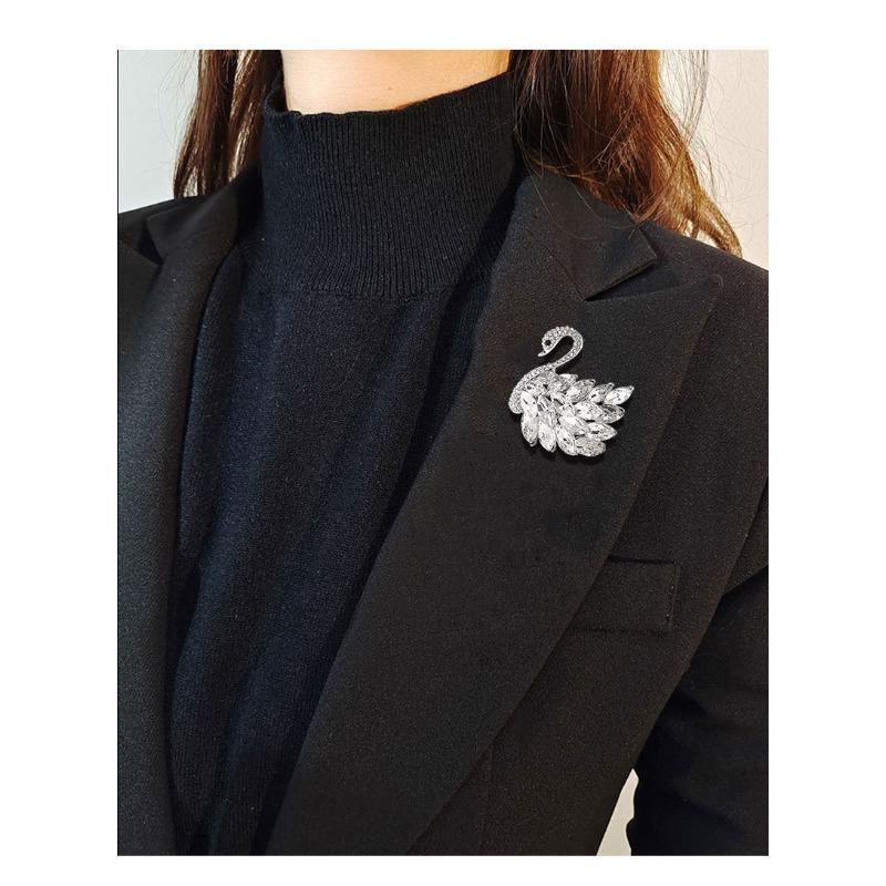 Crystal Swan brooch, high-end and sophisticated, niche, small fragrance, retro chest flower, Korean version, anti glare, pin clothing accessories