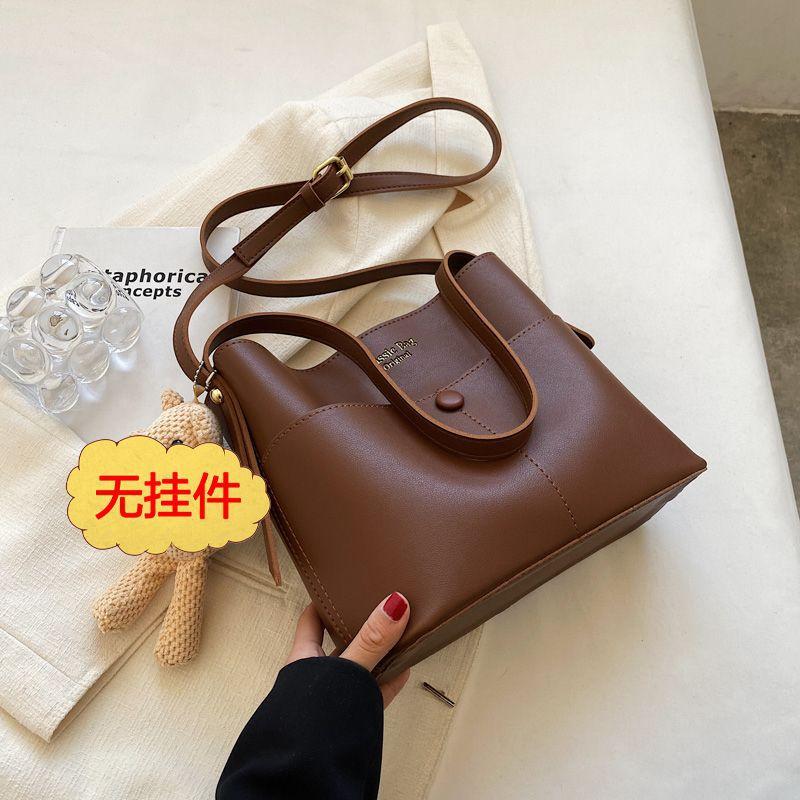 

Оптовая сумка премиум-текстуры большой вместимости женская 2025 новая модная модная сумка через плечо отделение сумка-ведро сумка через плечо темно-коричневого