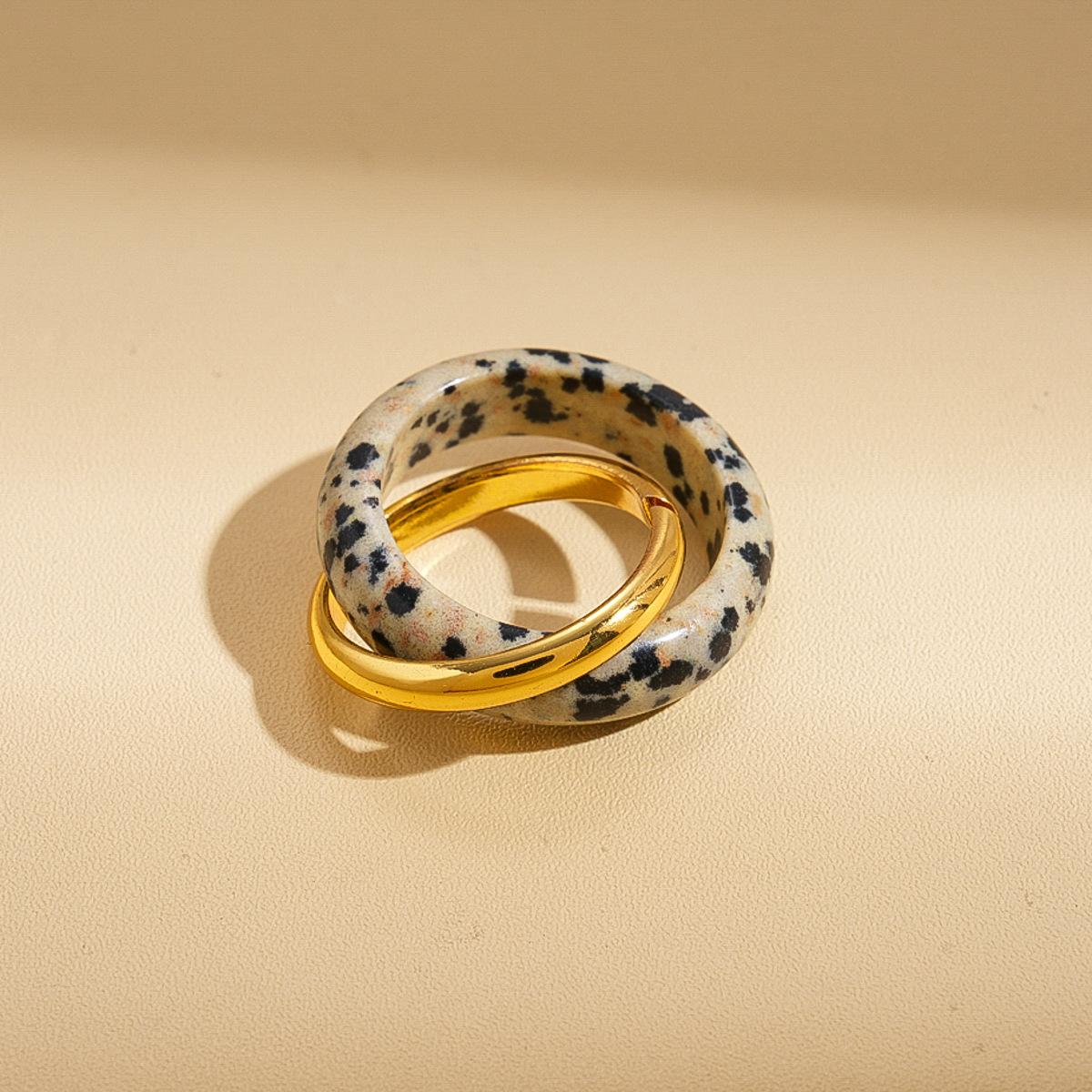 

Модные кольца для женских украшений коричневый