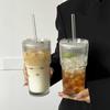 Stilbecher für Kaltgetränke mit hohem Fassungsvermögen, Strohhalm und Deckel – Design mit vertikalen Streifen, Perfekt für Saft, Kaffee oder Wasser.
