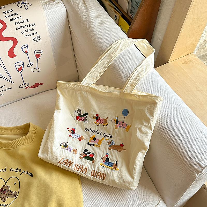 

2025 Новая европейская сумка-тоут большой вместимости в стиле инс Ленивый ветер женская на плечо студенческая литературная простая сумка для покупок белый