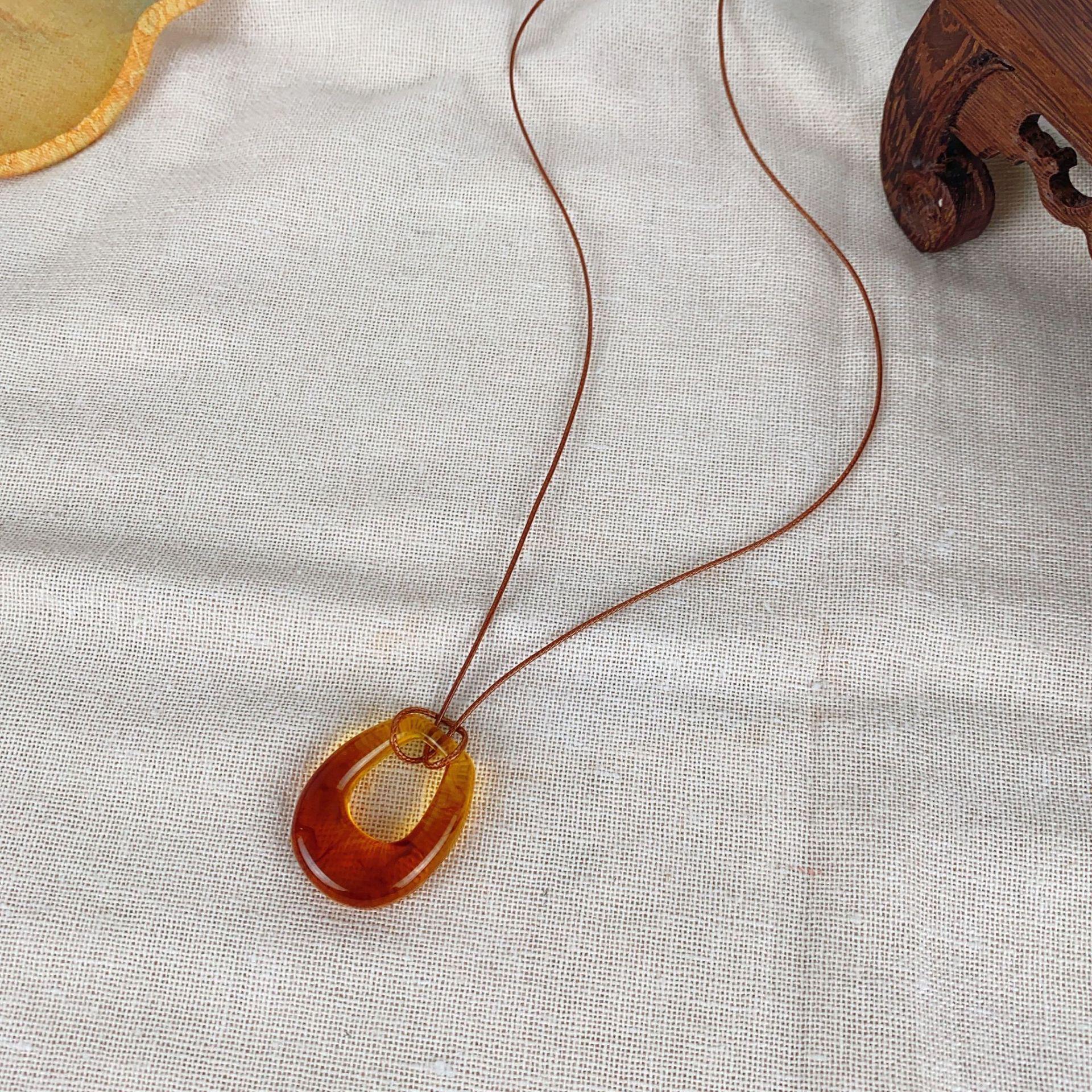 

«Ожерелье с подвеской в виде черного веревочного кольца в этническом стиле — новый китайский дизайн для осени и зимы»