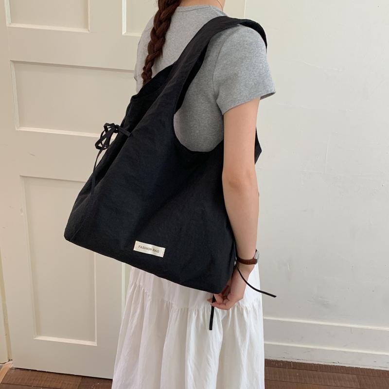 Minimalist Nylon Hobo Bag for Women Casual Everyday Use Large Capacity Shoulder Tote Bag Soft Fabric Fashion Design