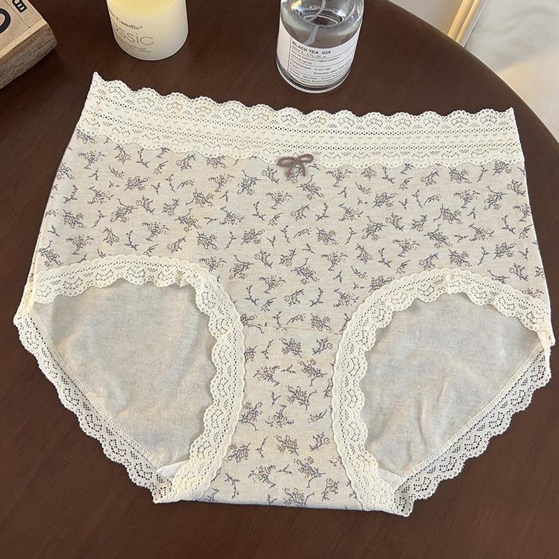 Ladies Spring and Autumn Vintage Floral Lace Cotton Antibacterial Extended Crotch Breathable Briefs