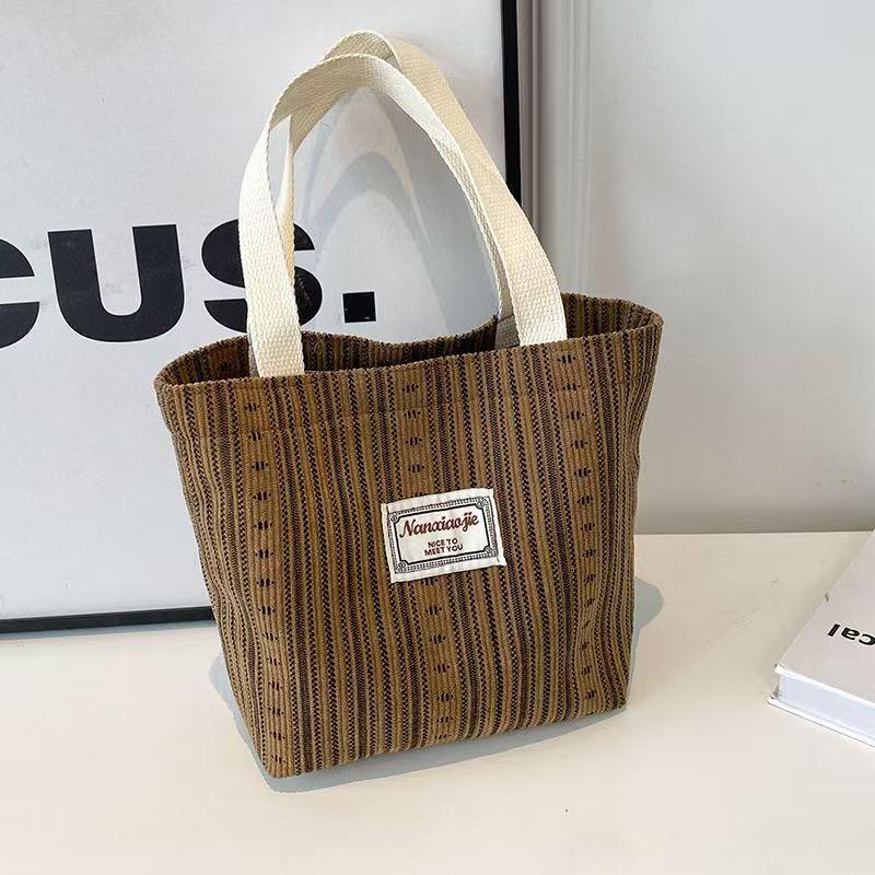 

Стильная сумка-тоут класса люкс с полосатой ручкой