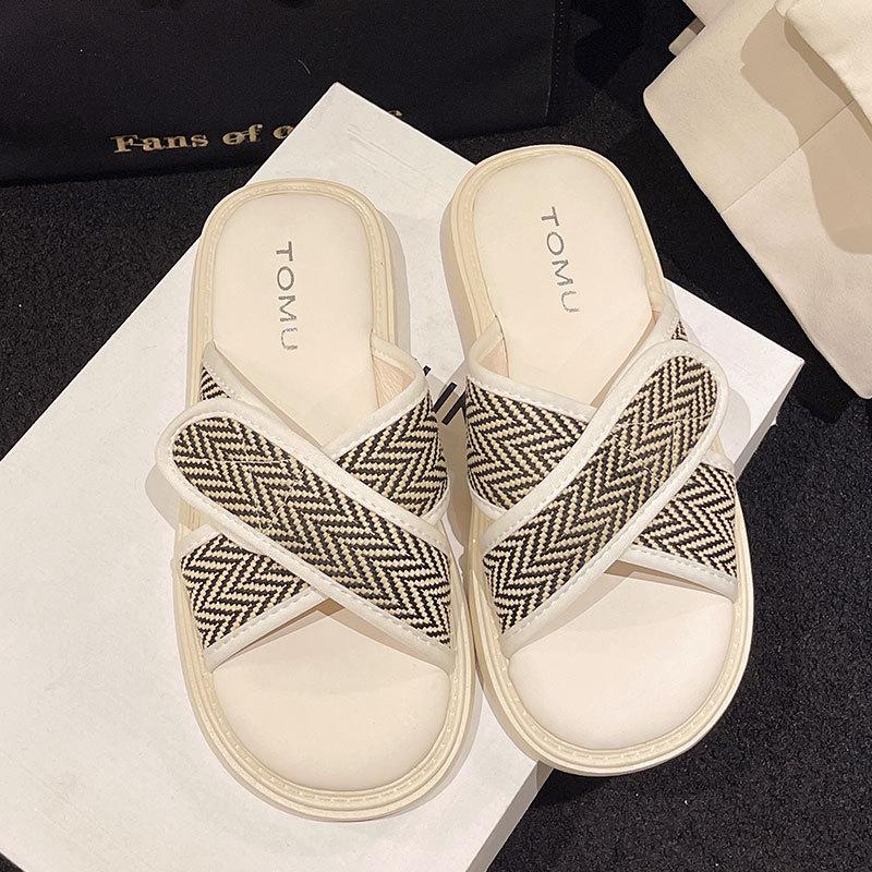 

Stepping on shit slippers summer 2025 new flat-bottomed non-slip versatile cross-strap sandals women s soft-soled sandals outside 40