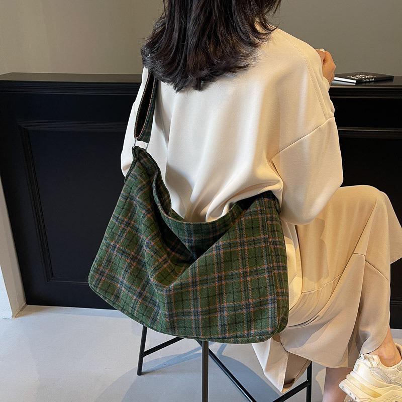 Large-capacity plaid tote bag women's autumn and winter new literary and leisure shoulder messenger bag commuter bag