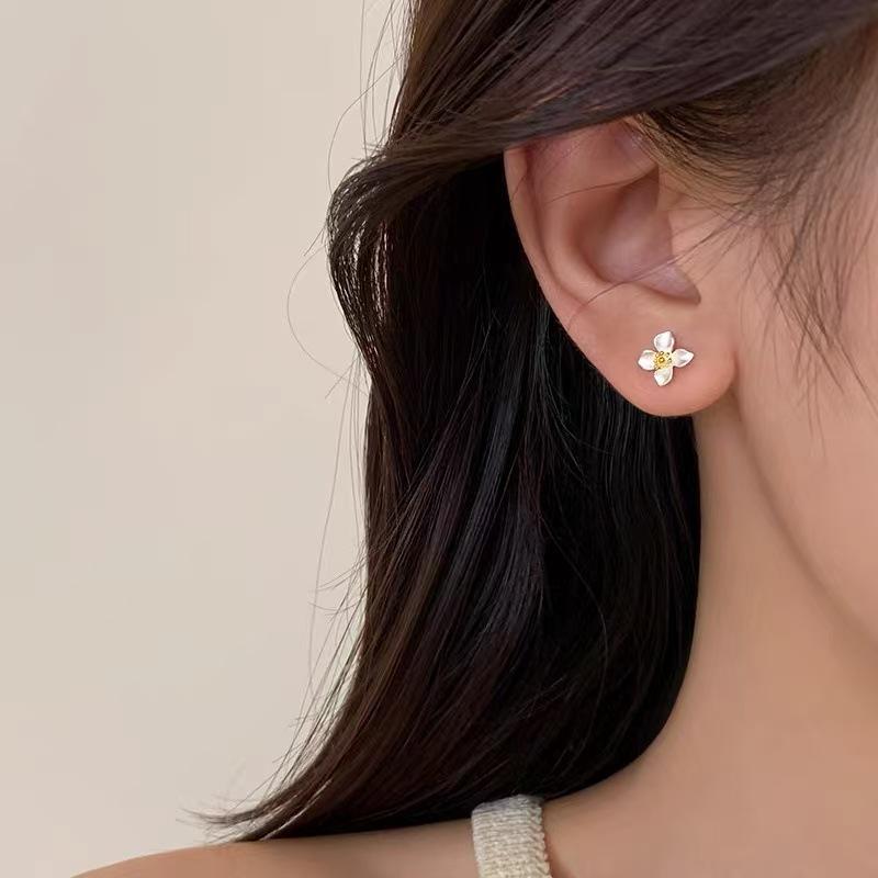 Jasmine Flower Stud Earrings - Unique and High-end Ear Jewelry for Sophisticated Women, A Light Luxury Accessory.