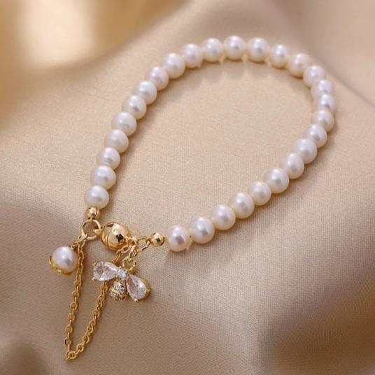 Natural Pearl Bracelet French Design Sense Iron Suction Buckle Beaded Bracelet Zircon Bee Pendant Bracelet.