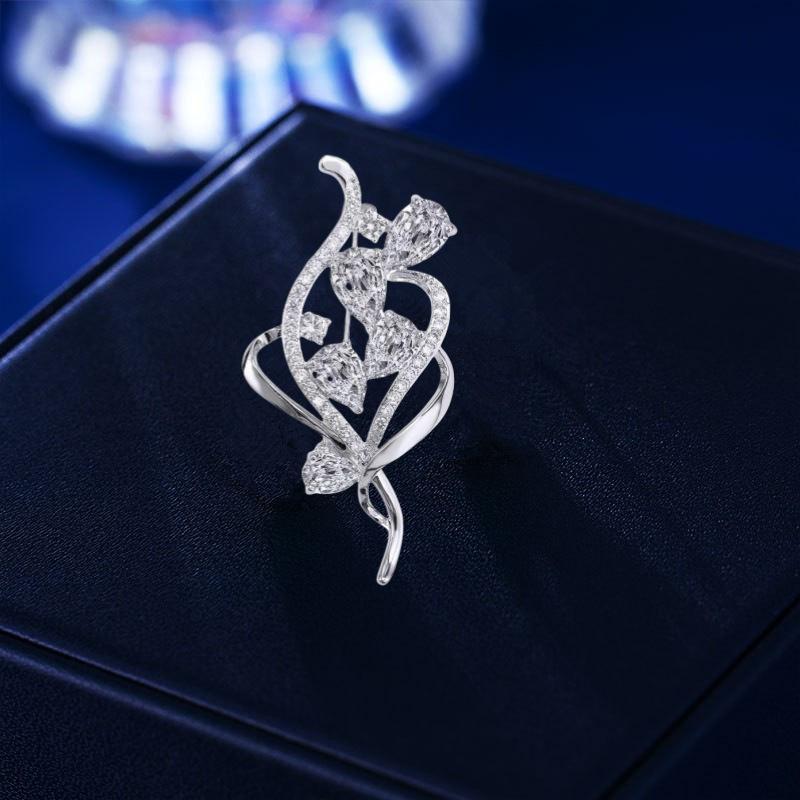 

Циркониевая брошь женская с высоким чувством нишевая брошь-цветок булавка против света универсальные аксессуары для одежды подарок на фестиваль Циси серебряный