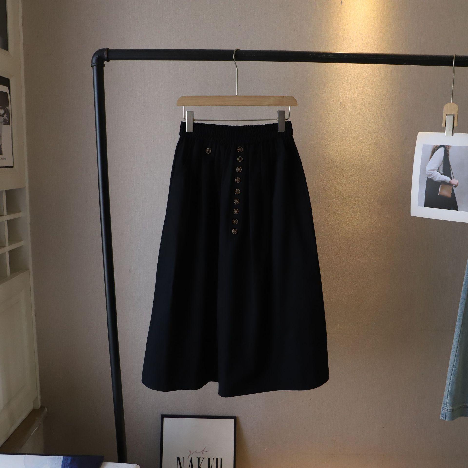 

[Би Чжэн] Весенне-летнее длинное платье в стиле ретро в корейском стиле с деталями в виде маленьких пуговиц и пышной юбкой-полусолнце One Size чёрный