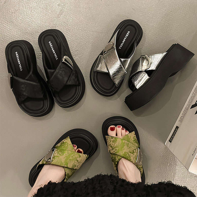 Small muffin thick-bottomed crossed slippers for women's outerwear 2025 summer new heightening one-word holiday beach sandals