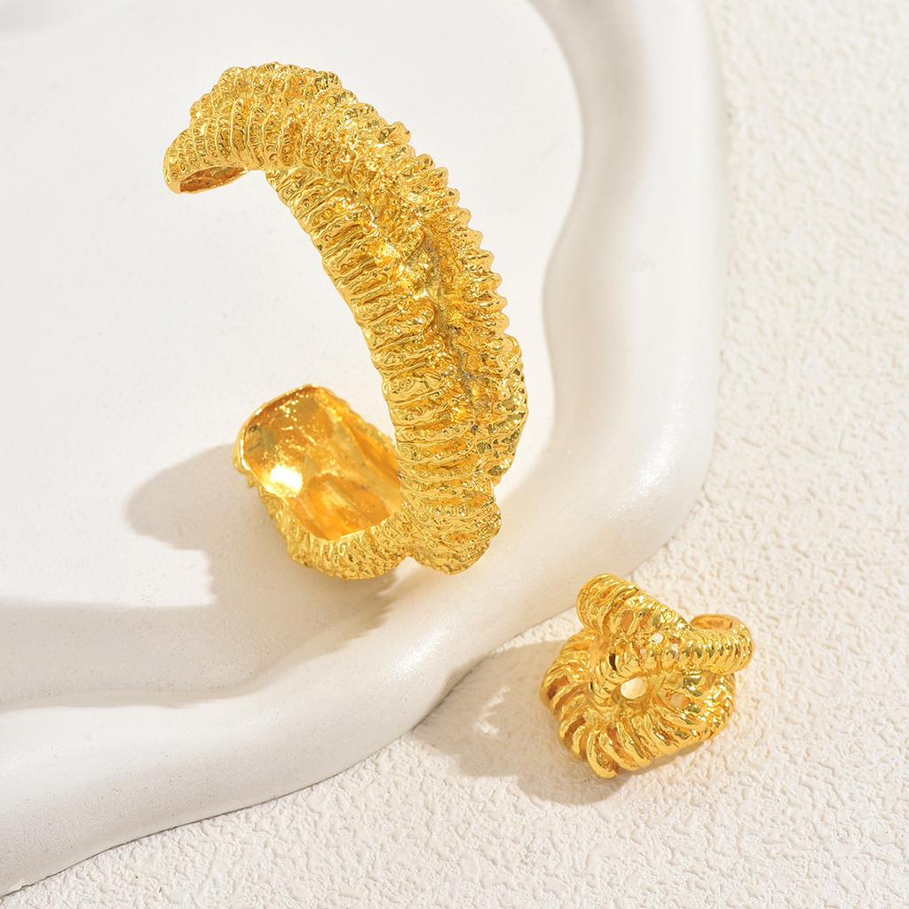 Wind Ladies Jewelry, Personalized Geometric 18k Plated Pleated Design Bracelet Versatile Open Ring Women