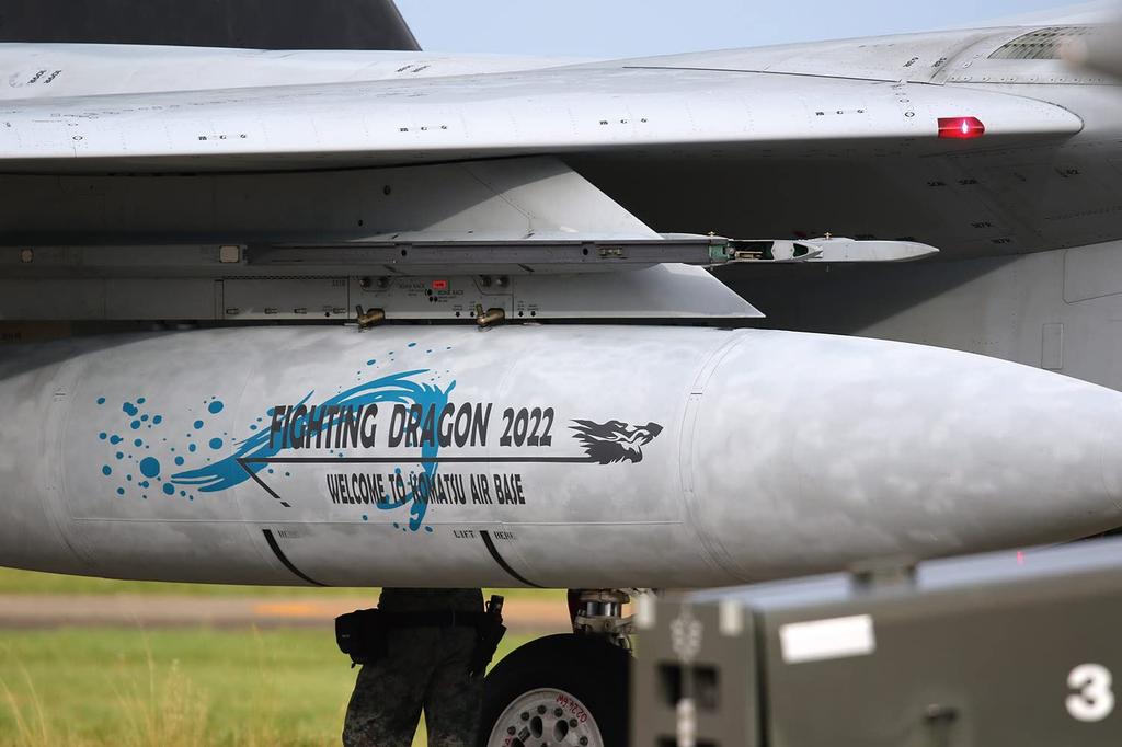 PLATZ Japan Air Force Eagle 303rd Squadron 2022 Komatsu Air Base Air Show Commemorative Painted Aircraft Plastic Model Molded Color 1/72 Self-Defense