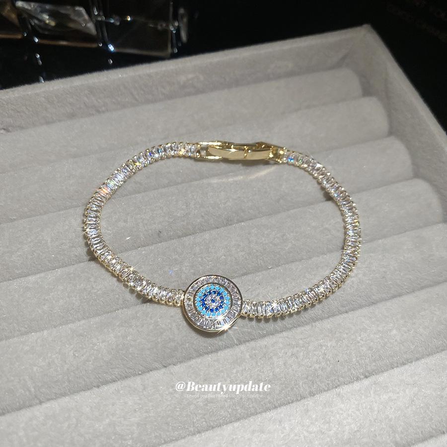 Elegant Geometric Zircon Mother-of-Pearl Flower Bracelet: Luxury Hand Jewelry for Women