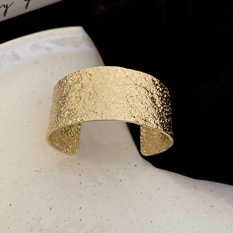 European & American Pleated Metal Bangle: Elegant Cold-Style Bracelet with High-End Luxury Design
