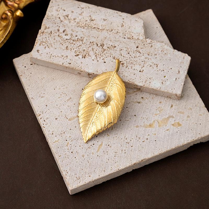 Retro Simple Personalized Leaf Brooch, Niche Exquisite High-End Pearl Clothing Accessories