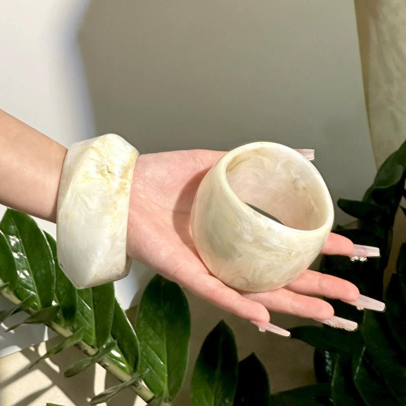 Exaggerated Fashion New Resin Beige Wide Layering Bracelet With Gradient Irregular Geometric Bracelets Women Jewelry Accessory