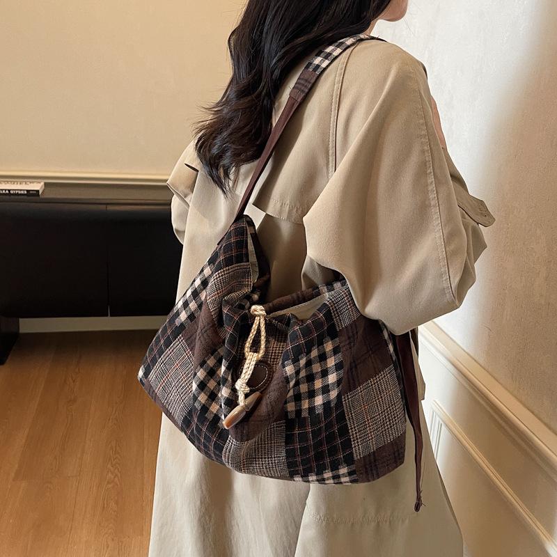 Autumn/Winter Retro Plaid Tote: Lightweight, Versatile, Large-Capacity Women's Crossbody Bag