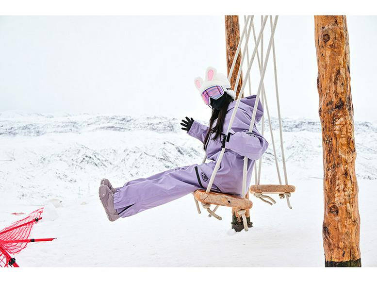 Women's Influencer Style Ski Suit: Padded Jacket with Hood