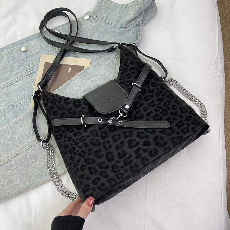 Retro large-capacity commuter underarm bag women's 2025 new autumn backpack fashionable high-value tote bag