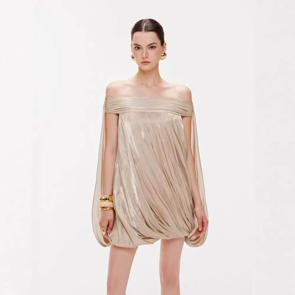Vietnamesisches Nischen-Falten-Einschulter-Abendkleid mit figurschmeichelnder lockerer Drapierung