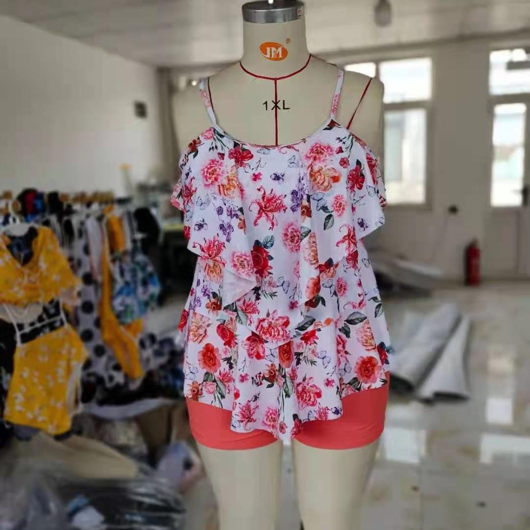 

Женский купальник большого размера с принтом и юбкой с разрезом L