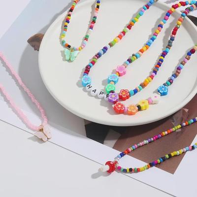 Collana Bohemien con Perline a Farfalla: Vivaci Perline di Riso e Ciondoli con Lettere per Primavera ed Estate