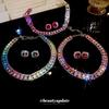 Luxuriöses zweiteiliges Set: Eingesetzte Diamant-Ohrstecker & Halskette mit Farbakzenten
