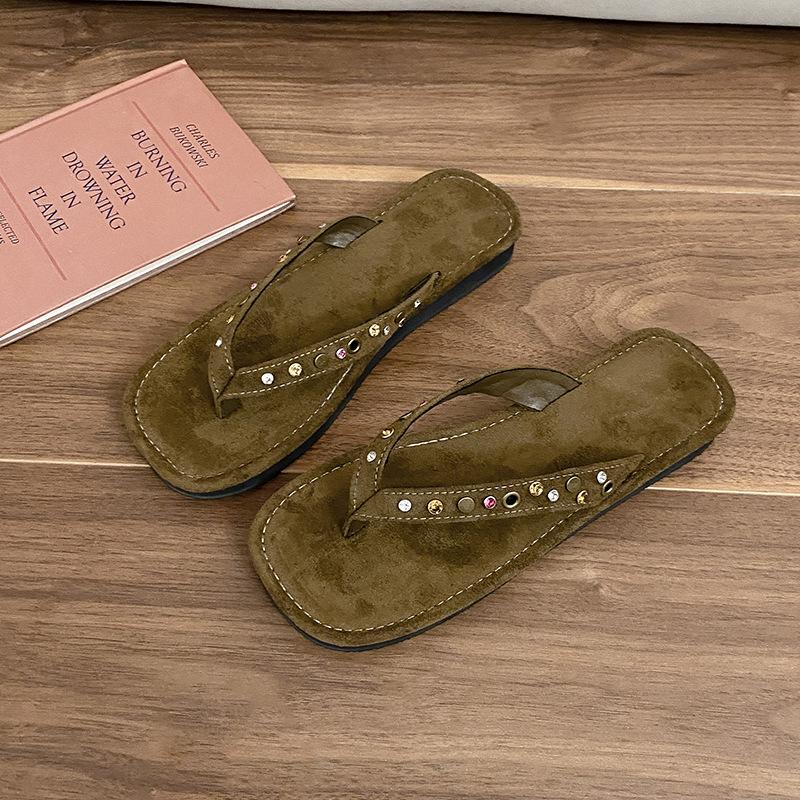 Niche design retro riveted flip-flops women's summer wear casual beach shoes pinch feet cool slippers