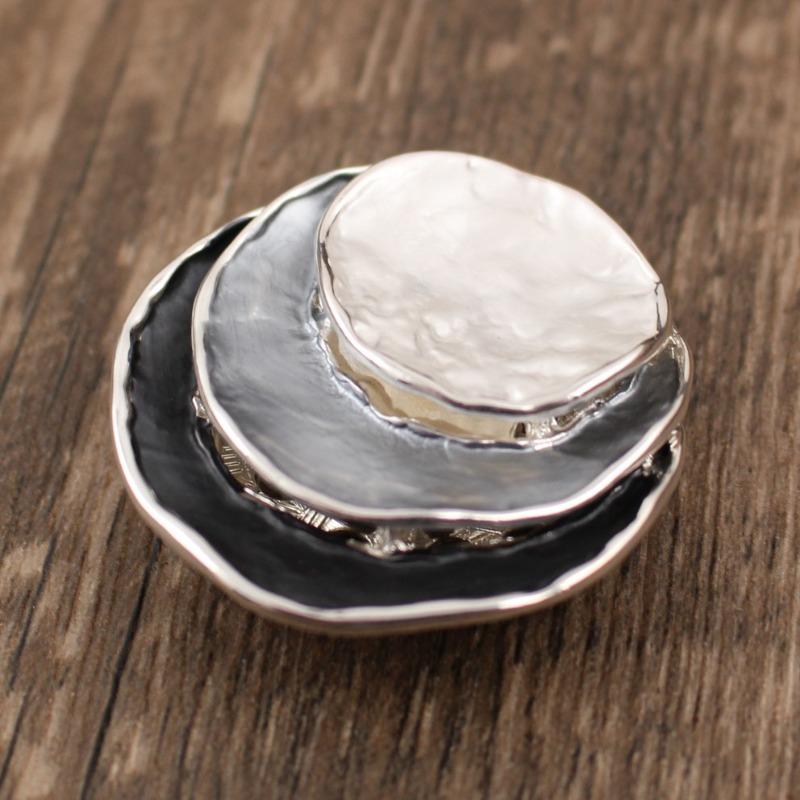 Heiß verkaufende emailierte geometrische Blume magnetische Brosche, modische kreative Blumenbrosche für Damen