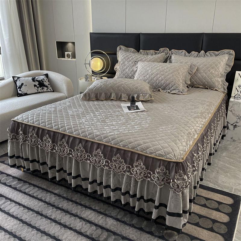 Dreiteiliges Set mit einem gesteppten Bettrock aus Kristallvelours mit abnehmbarem Design, einer dicken und warmen Bettdecke aus Spitze, perfekt für einen Prinzessinnenstil