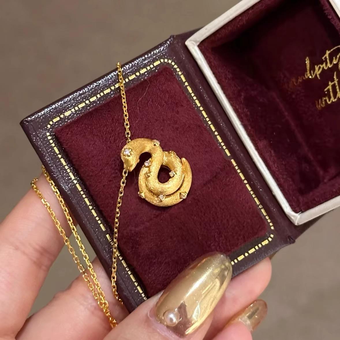 

Spirit Snake Hovering Buchi Wind Brush Lucky Little Spirit Snake Necklace New Snake-Shaped Life Clavicle Chain Female