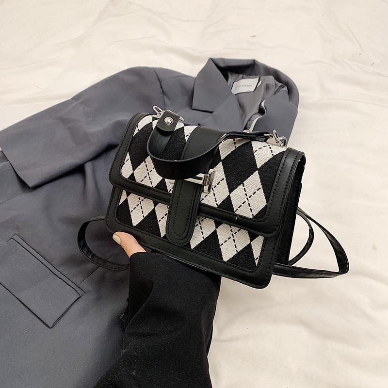 Modern Medium Sized Crossbody Bag Featuring Elegant Color Block And Unique Shape чёрный