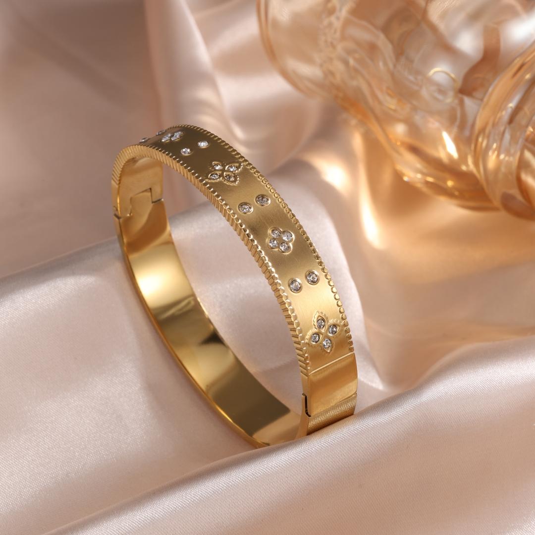 

Htpwe Браслет из нержавеющей стали с инкрустацией цирконием в виде четырехлистного клевера, глянцевый, женский, с покрытием 18 карат, парный, праздничный подарок, браслет с цирконием 50-60mm золотой