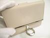 Autentisk Salvatore Ferragamo Gancini lysbeige skinn sølvfarget H/W bifold-lommebok #a701 pusset opp