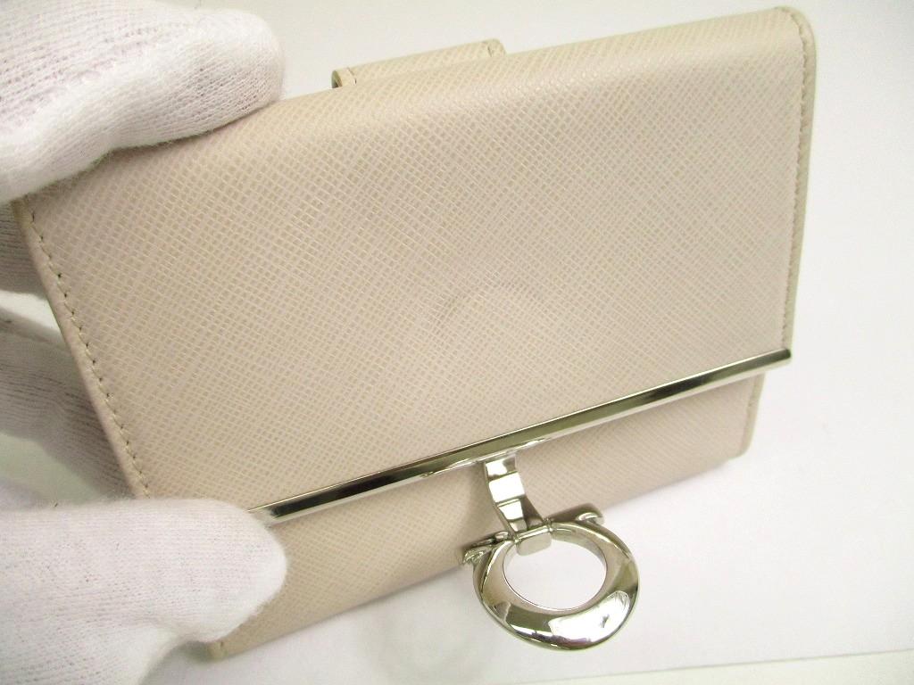 Autentisk Salvatore Ferragamo Gancini lysbeige skinn sølvfarget H/W bifold-lommebok #a701 pusset opp