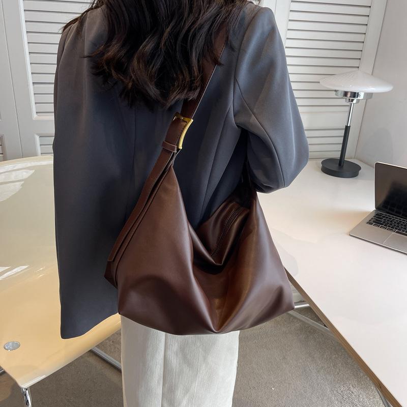 

Retro Bag Women S Bag Popular Shoulder Bag Versatile Temperament Crossbody Armpit Bag темно-коричневого кольору