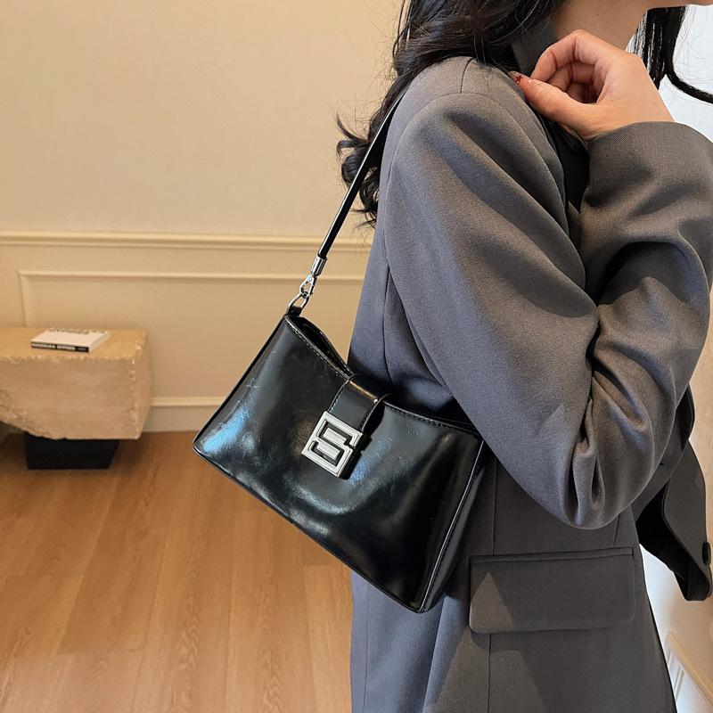 Korean version of versatile bag women's 2025 spring and summer retro fashion baguette bag niche high-end commuter casual messenger bag