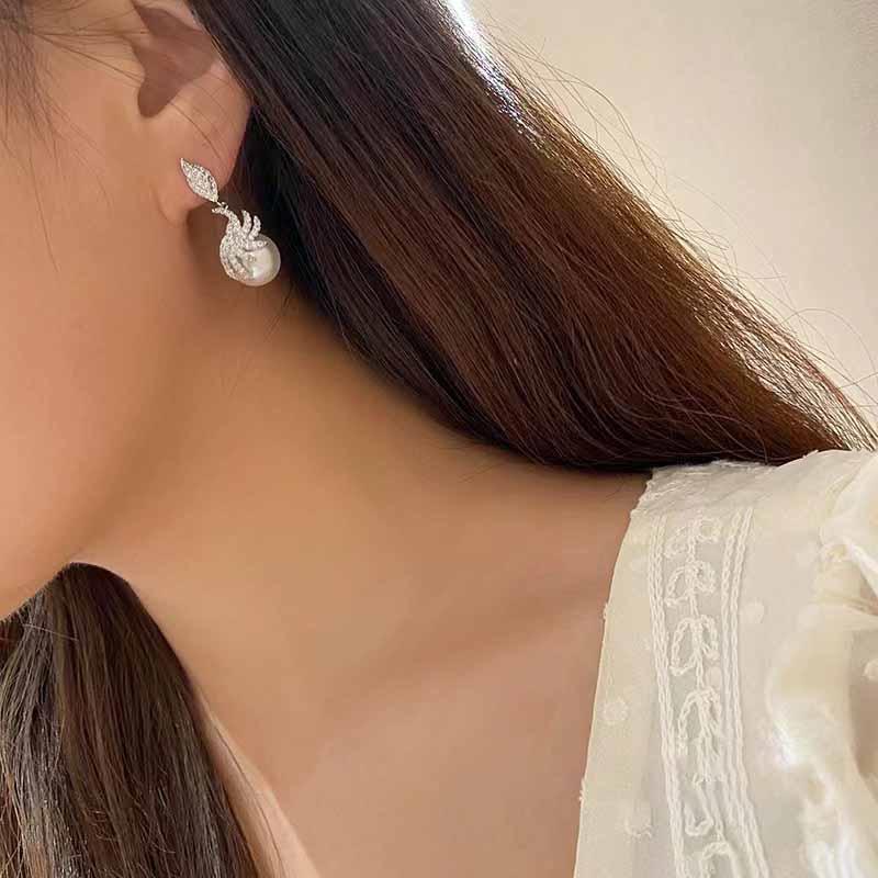 Elegant Zirconia Leaf Round Stud Earrings for Brides - Versatile Wedding Accessories