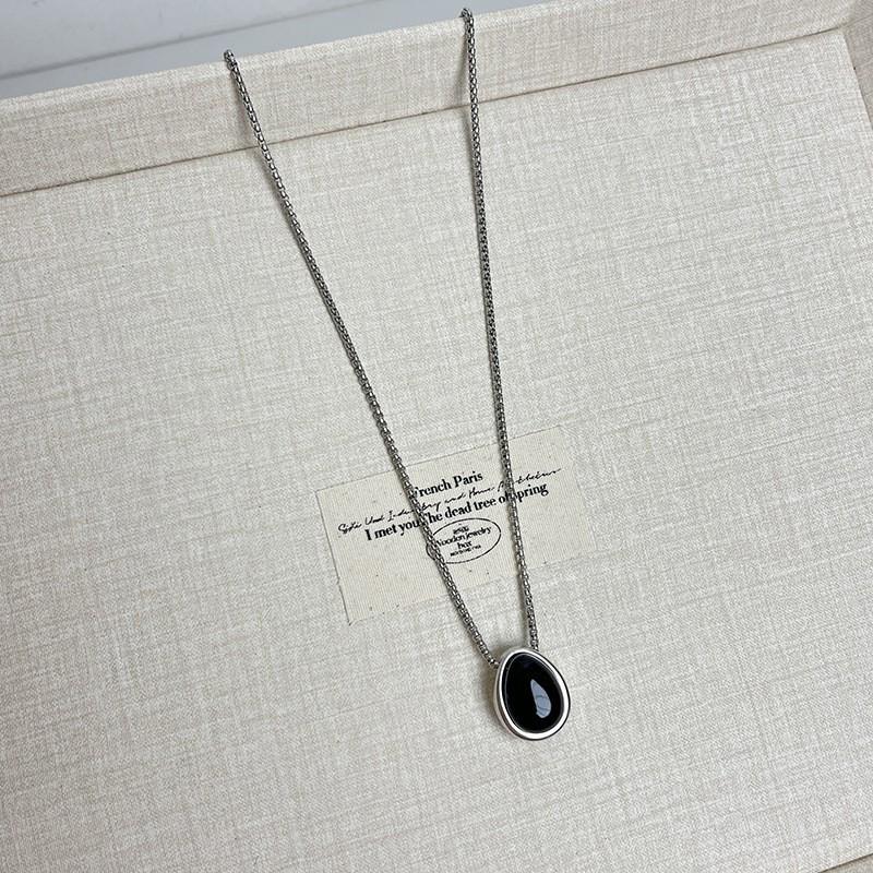 Elegante silberfarbene Tropfenform Halskette aus Titanstahl für Damen - Nicht verblassend, hochwertiges Tragegefühl, perfekt für lange Pulloverketten.