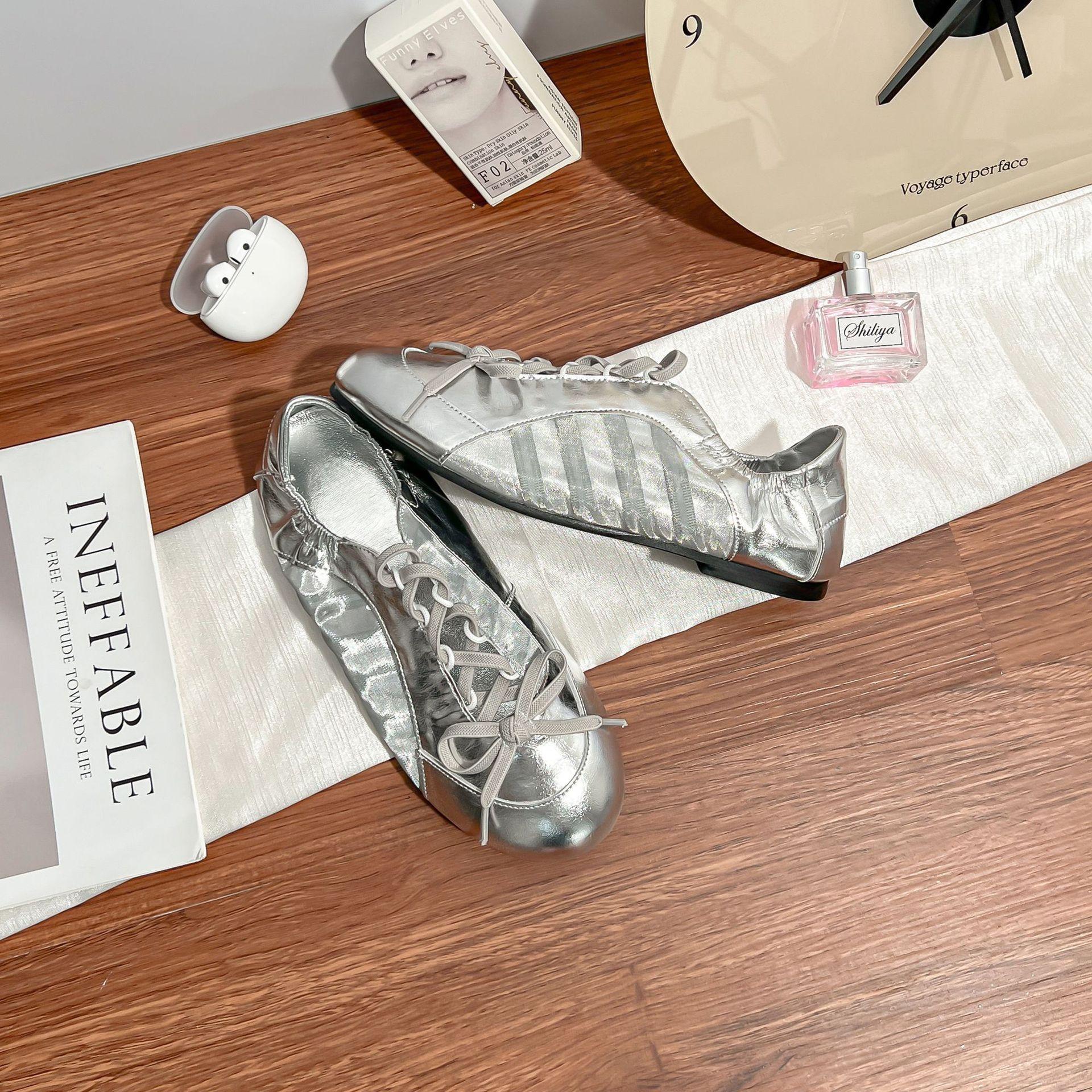 

Женские кроссовки легкие и тонкие дышащие верхняя одежда продвинутый стиль колледж кэжуал обувь 2025 новый балетный стиль папины кроссовки 40 серебряный