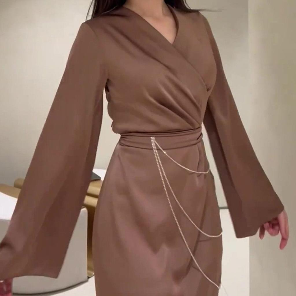 GMXIA Damska sukienka jesienna Temperament Długi łańcuch w talii Jednolity kolor Satynowa sukienka